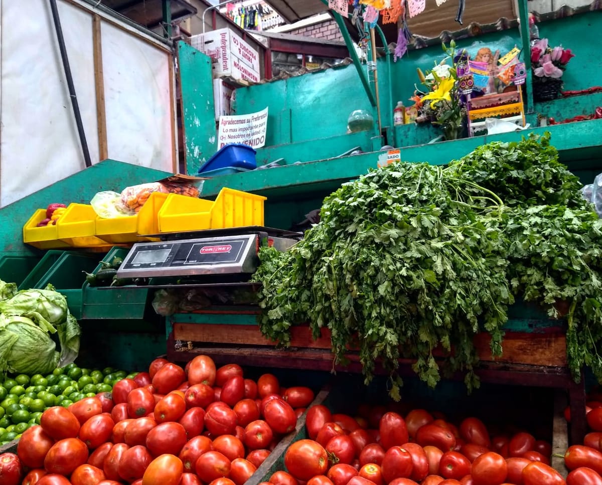 Bajan ventas en los comercios de verdura y fruta del Mercado San Juan de Dios