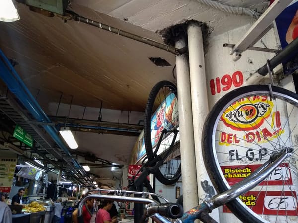 Fondas de comida tapan con restos tuberías del Mercado San Juan de Dios